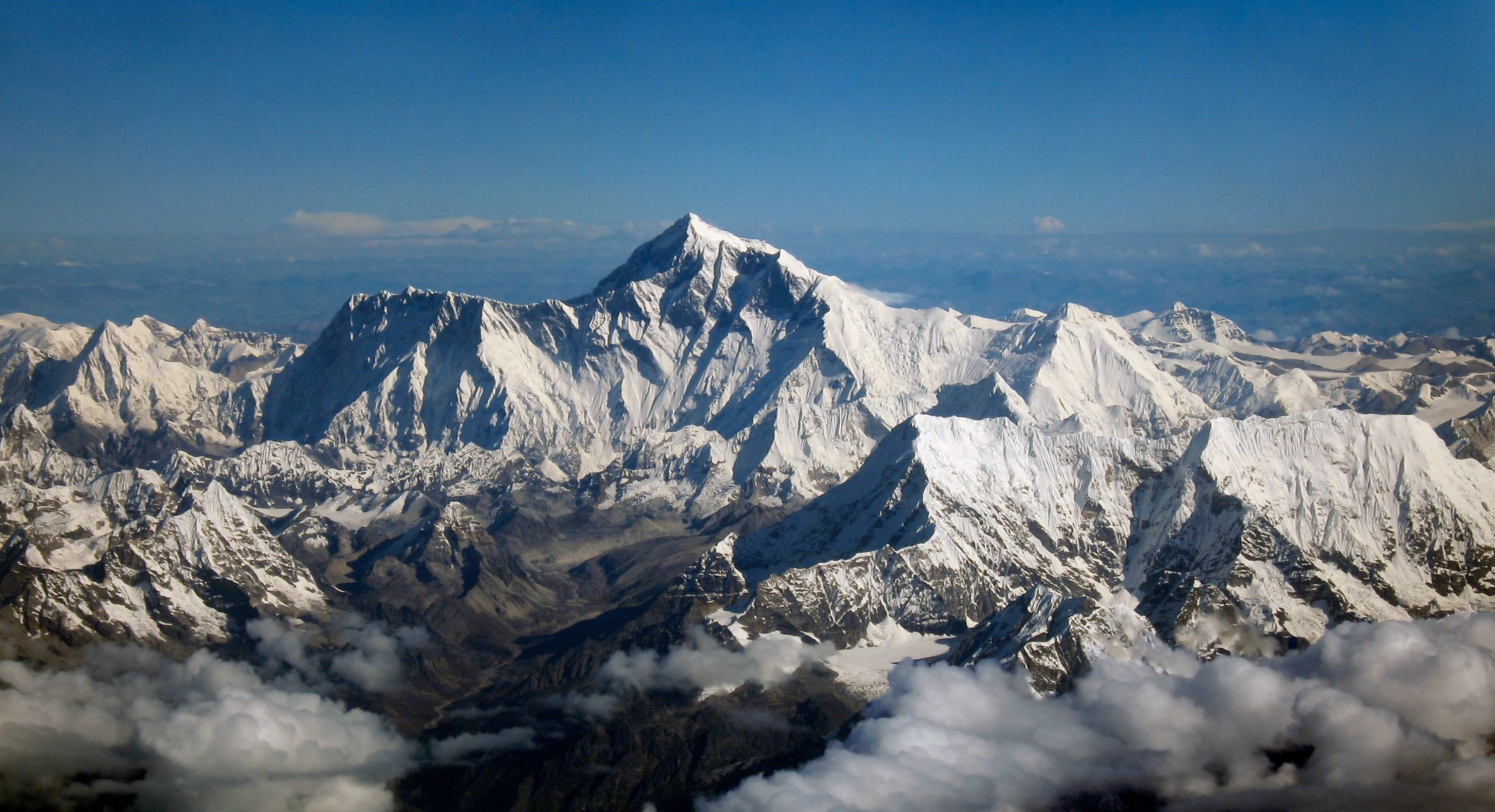 Mount_Everest_as_seen_from_Drukair2_PLW_edit (1).jpg