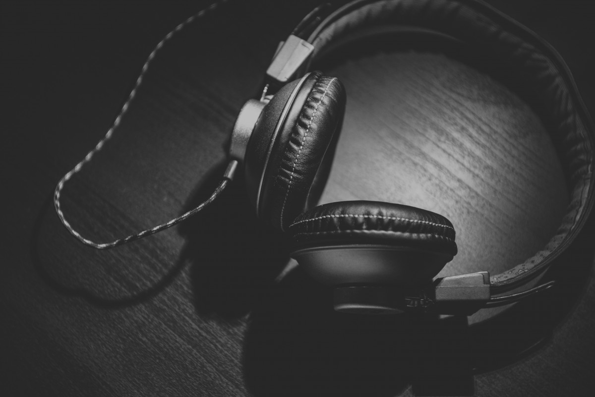 blackandwhite_music_monochrome_cord_headphones_audio_woodgrain_publicdomain-103701.jpg!d.jpg