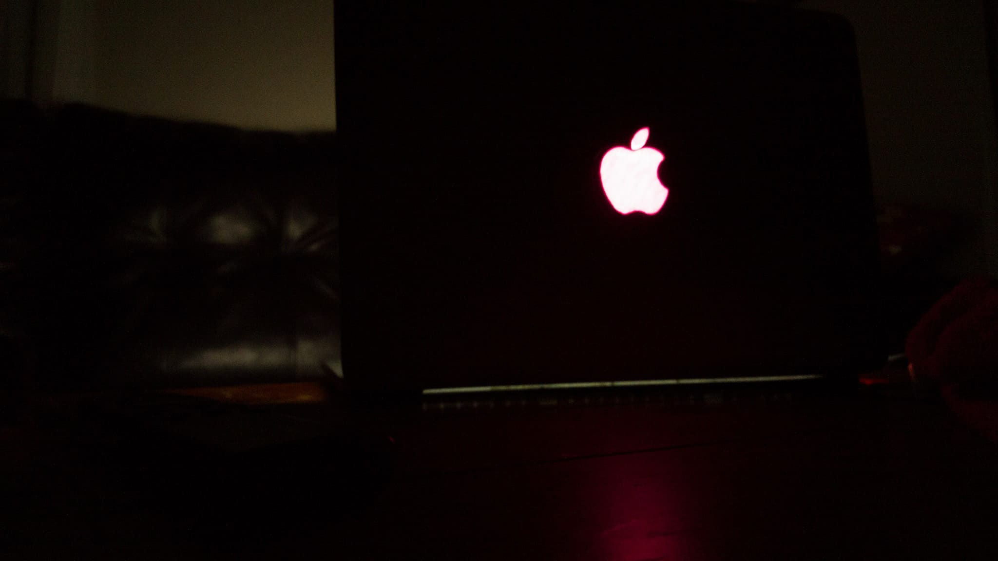 Macbook pro deals glowing logo