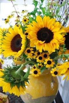 919c6e205763819392808d535b36418b--sunflower-arrangements-sunflower-bouquets.jpg