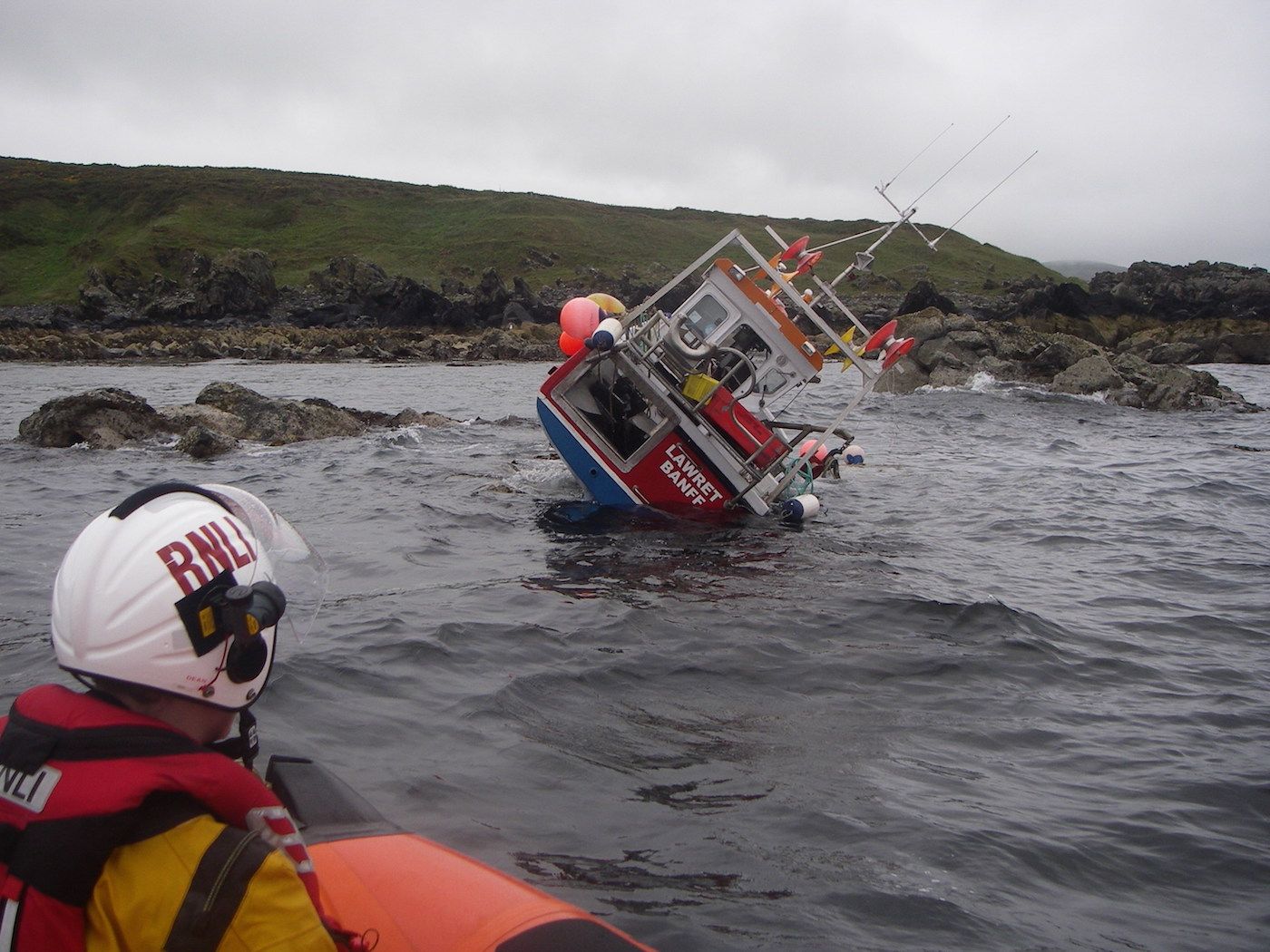 Lawret-aground-RNLI-Macduff-crewmember-in-foreground417.jpg