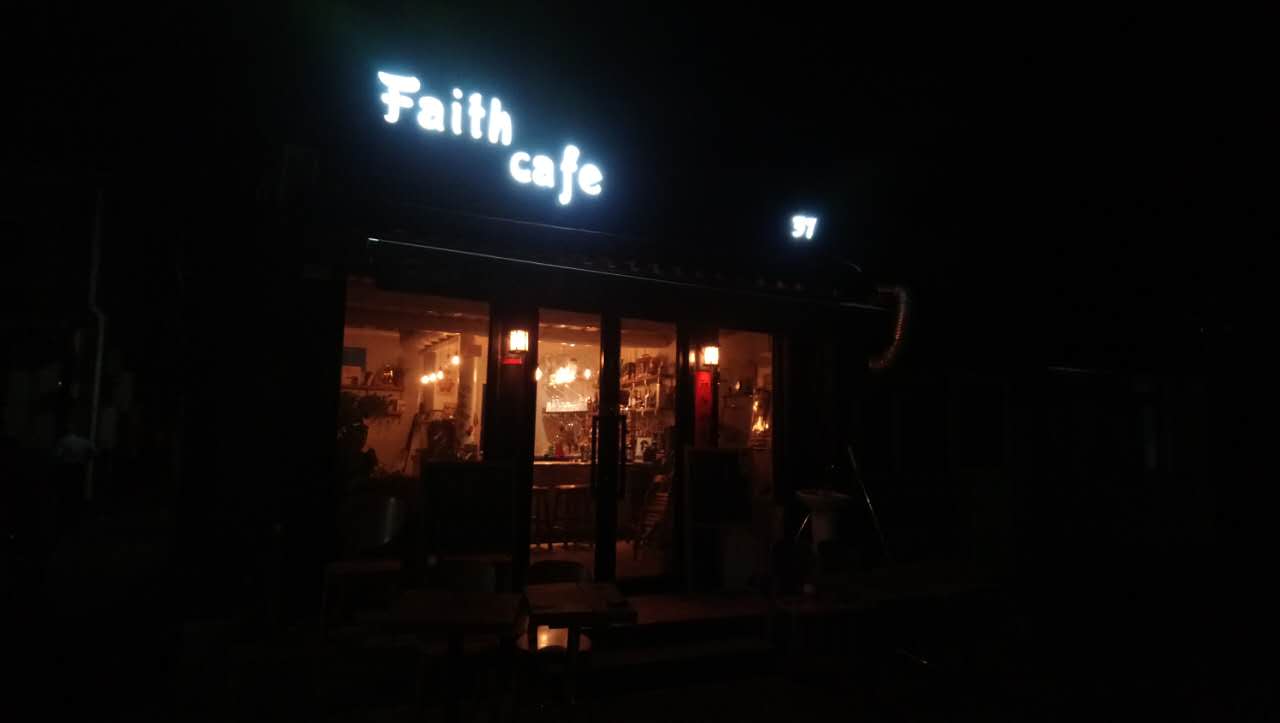 One CAtFE in Beijing - Faith Coffee offers specialty coffee and something that melts your heart.  胡同裡的喵咖啡