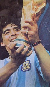 170px-Maradona-Mundial_86_con_la_copa.JPG