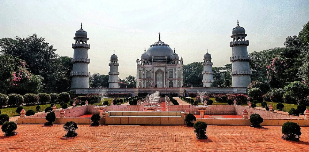 Front of Banglar Taj Mahal.png