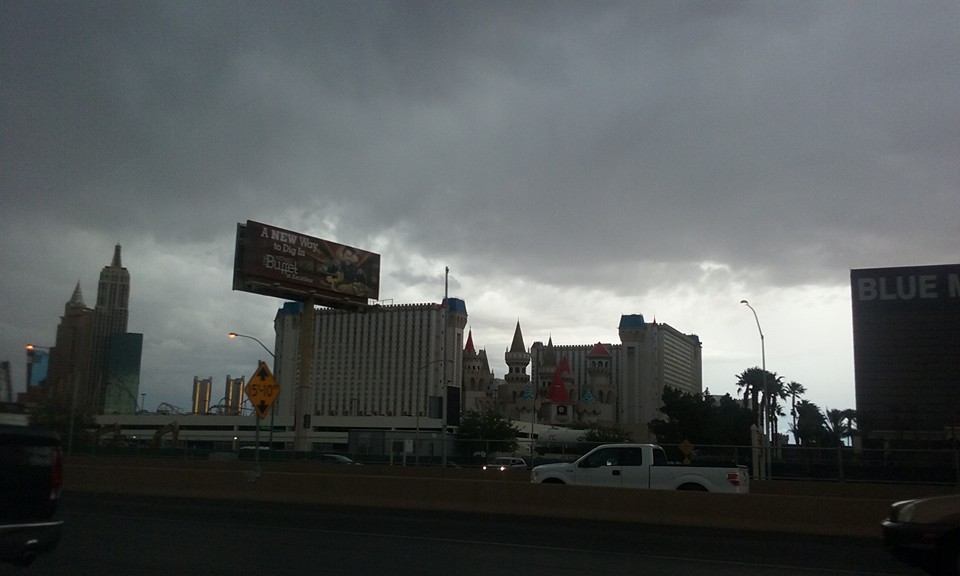 VEGAS LLOVIENDO.jpg