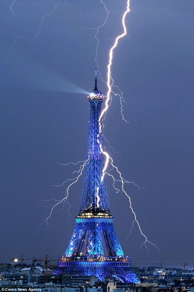 lightning-eiffel-tower-20110902-111938.jpg