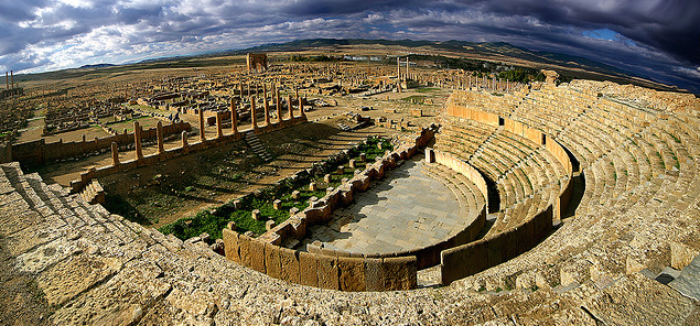 Tan-Yilmaz-The-Roman-theater-at-Timgad-ruins-a-panoramic-stitch-with-almost-fisheye-results.-Flickr.png