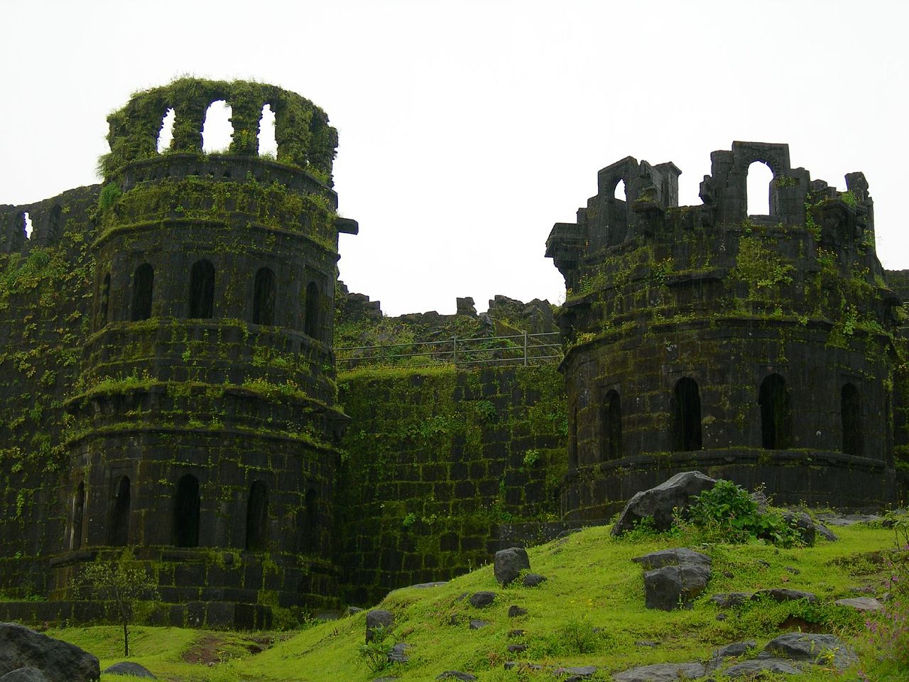 1280px-Raigad_fort_towers.jpg