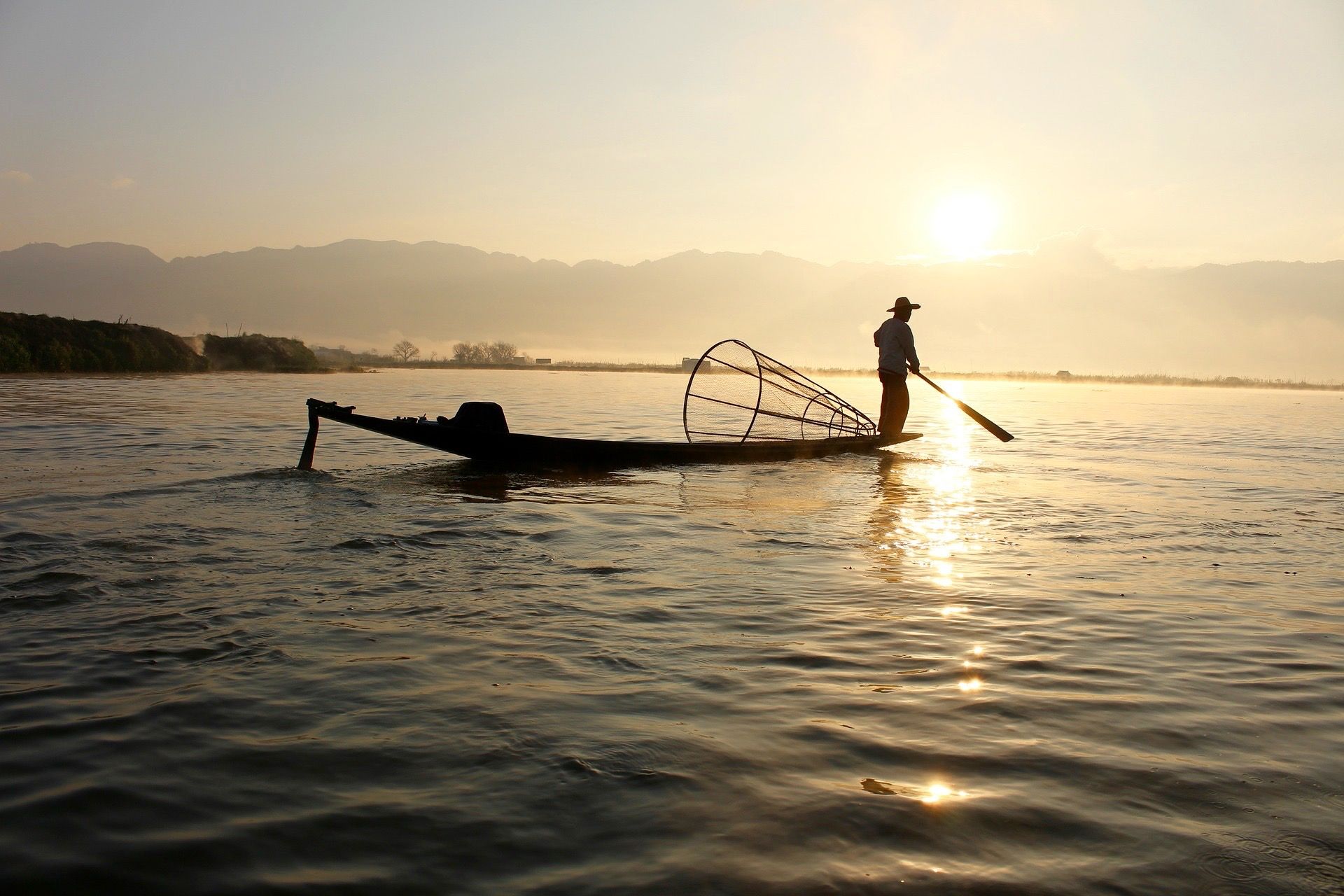 fisherman-bright-lake-cool-boat-freedomain.jpg