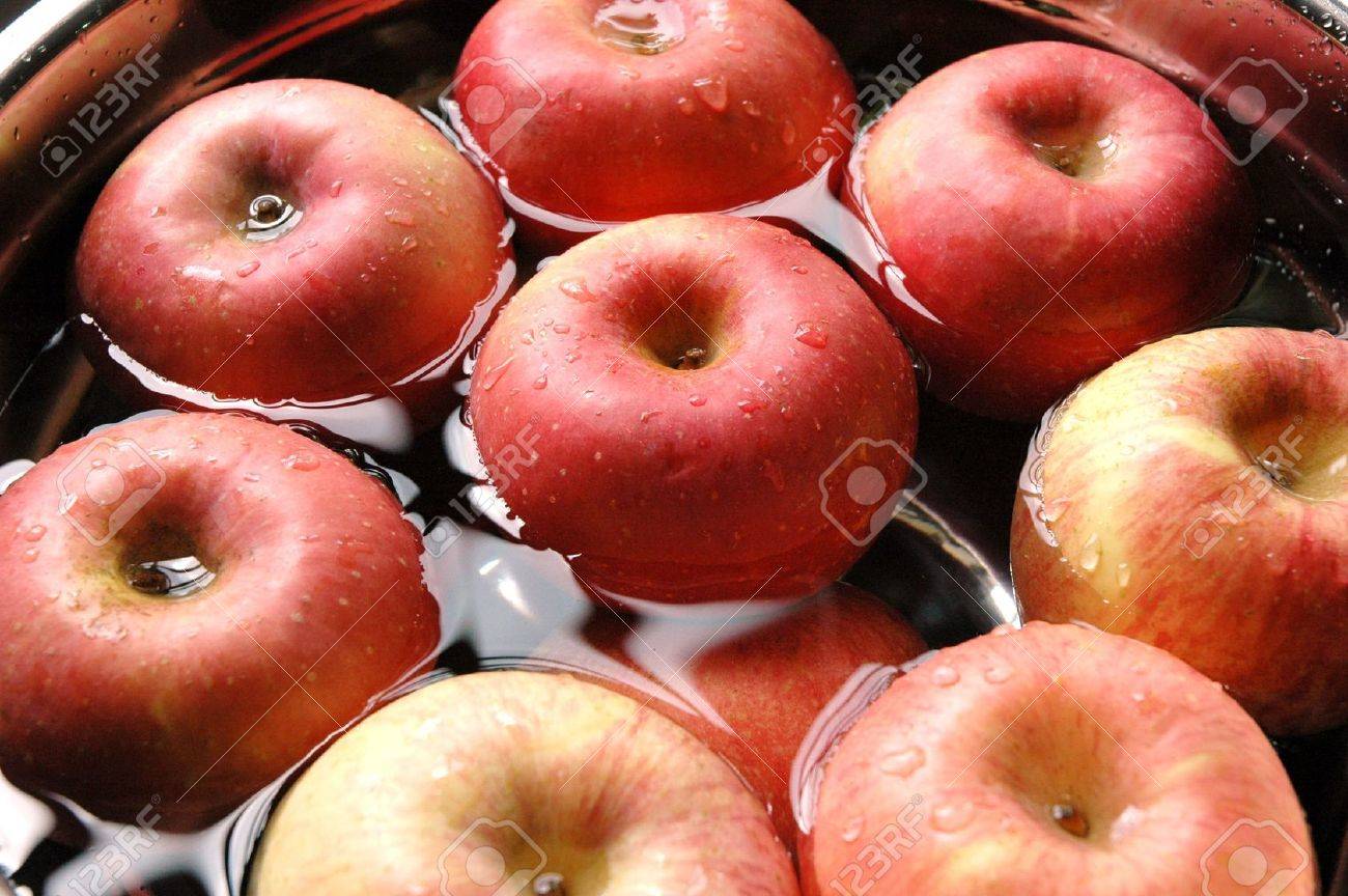 3272188-Fresh-red-apples-floating-on-water-in-container-Stock-Photo.jpg