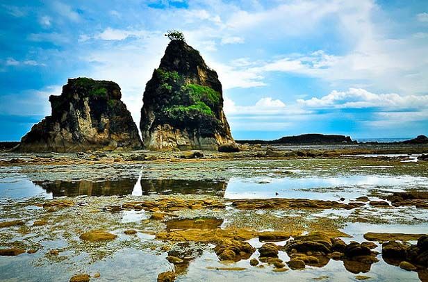 Pantai Tanjung Layar Pantai Sawarna 05 ed.jpg