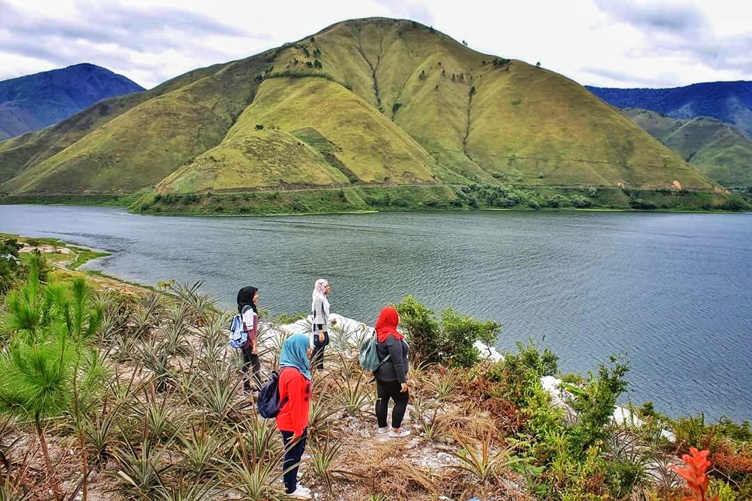 Chiroyli yalangoch talabalar video