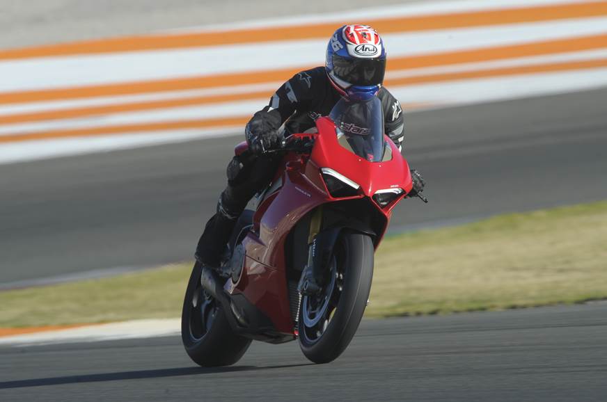 0_0_0_0_70_http---cdni.autocarindia.com-Reviews-PANIGALE-V4-S-fron1.jpg