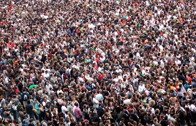 crowds-2768571_640.jpg