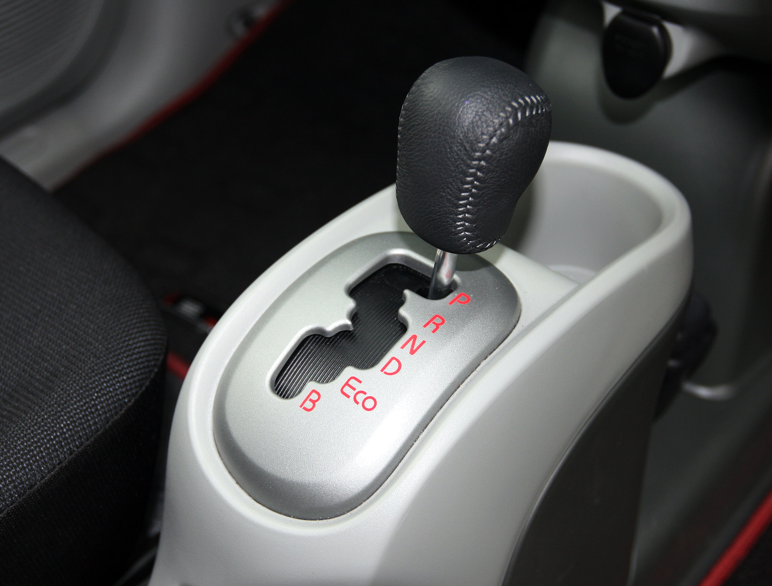 Mitsubishi_i_MiEV_gear_stick.jpg