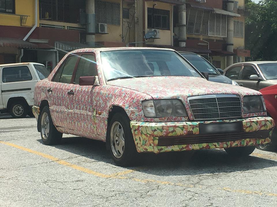 old-mercedes-e-class-gets-covered-in-wallpaper-owner-says-he-s-cutting-costs-109026_1.jpg