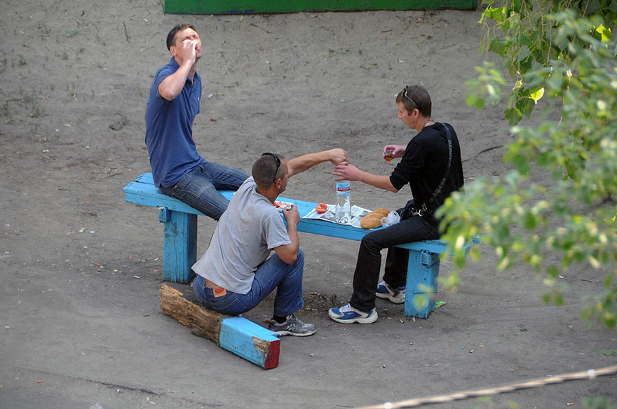 life-on-park-bench-photo-series-kiev-ukraine-yevhen-kotenko-16-5a6add5942f38__880.jpg