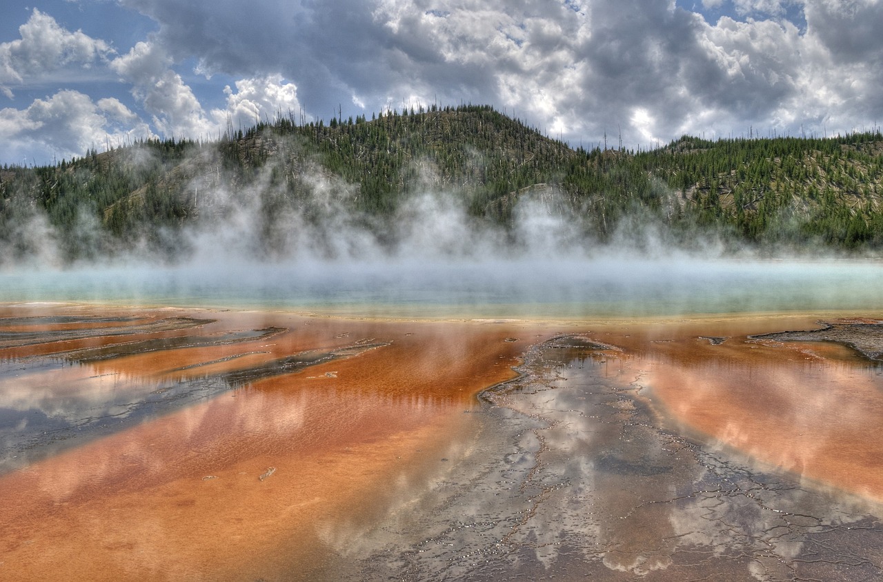 grand-prismatic-spring-1650769_1280.jpg