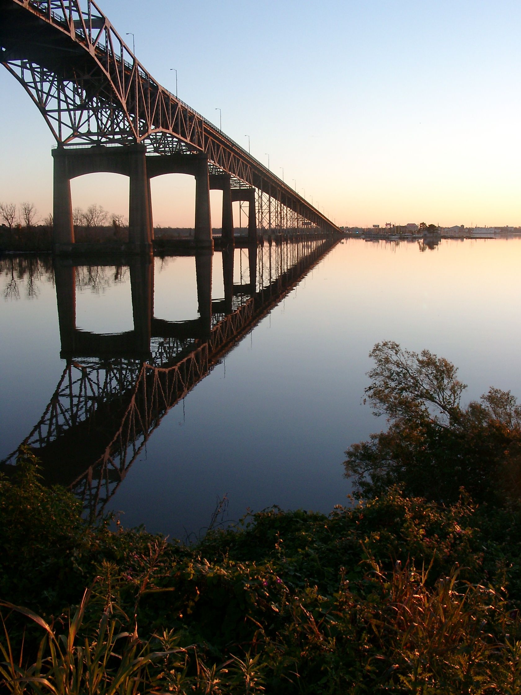 2003-01-05_bridge_over_the_Mississippi.jpg