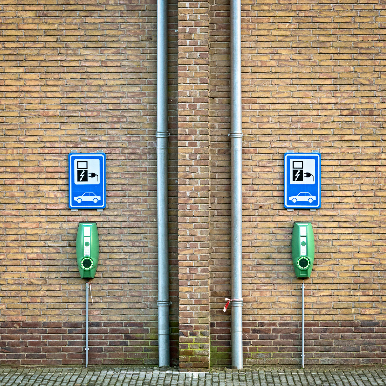 Loading facility for electric cars