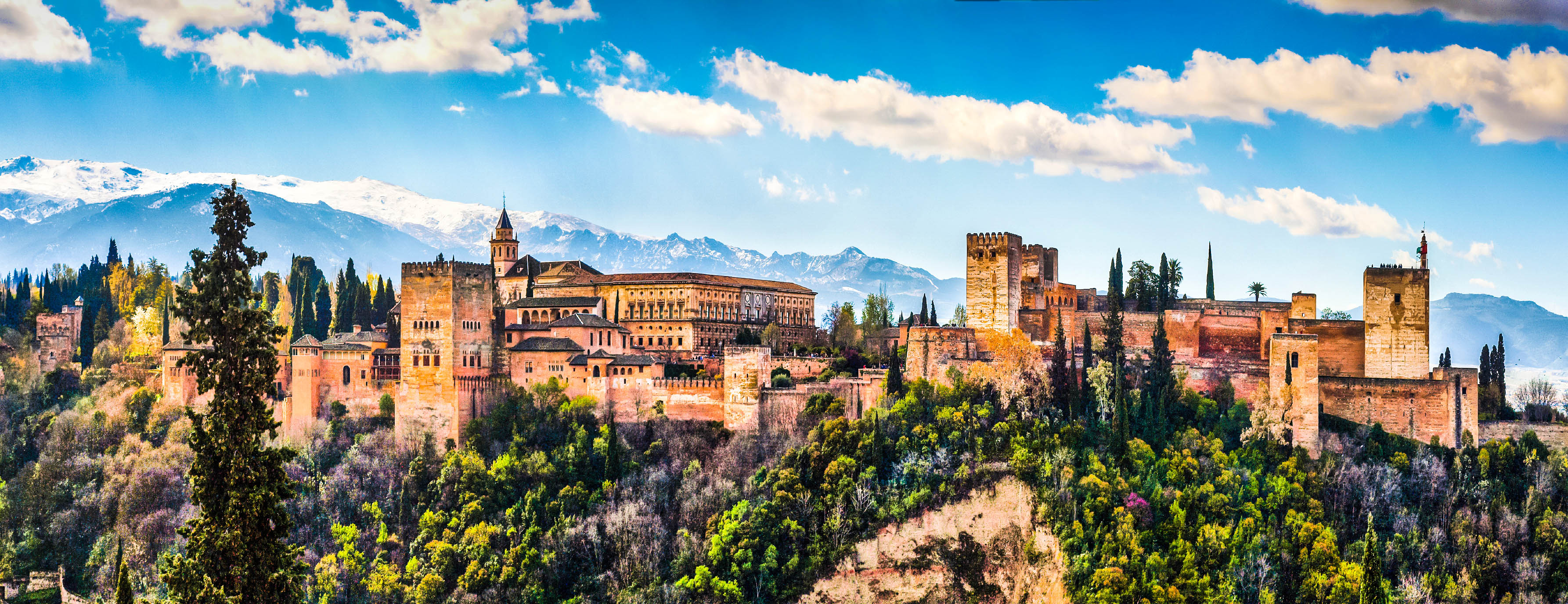 Alhambra-de-Granada-iStock_000060683950_Large-2.jpg