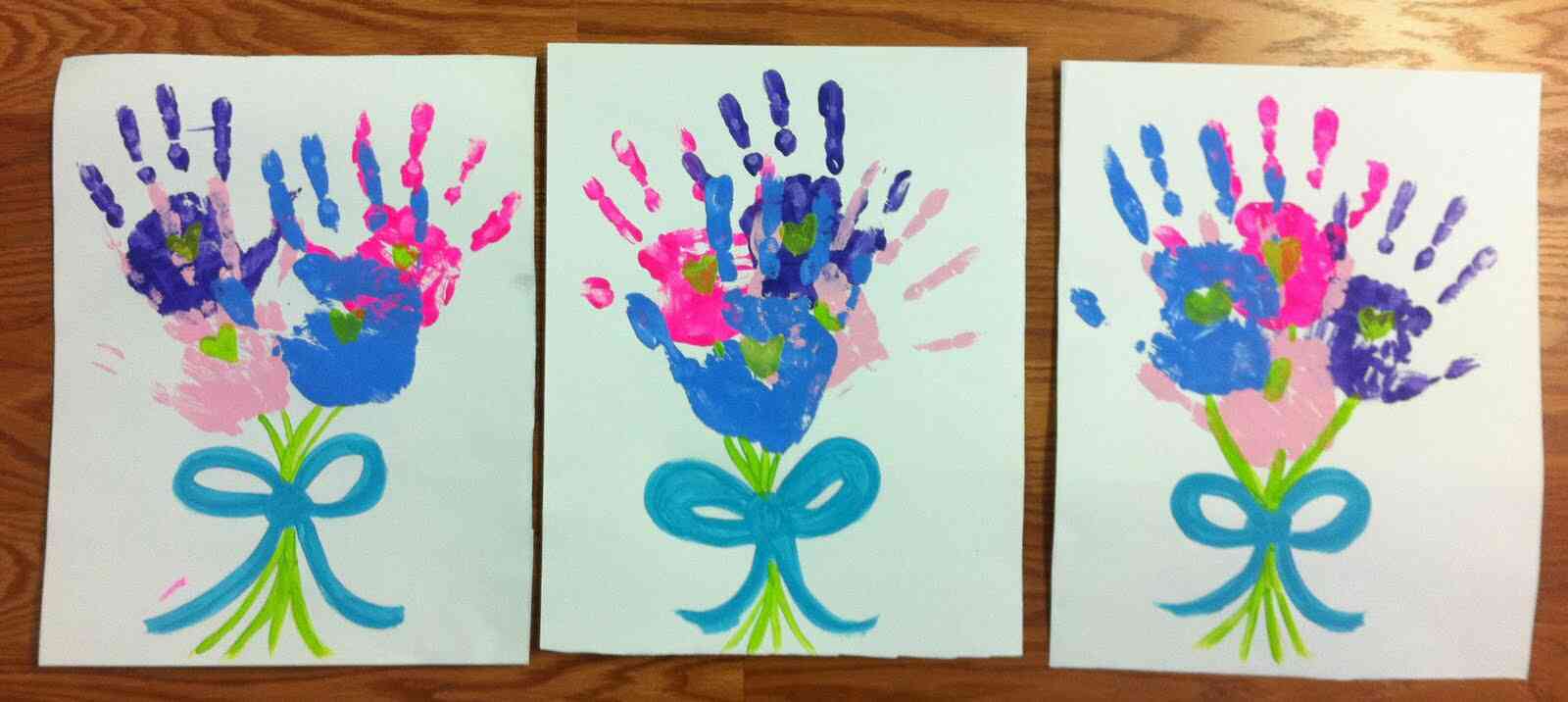 Изо подарок маме. Детские рисунки подарок маме. Рисование руками для детей. Поделка для мамы 2 класс.