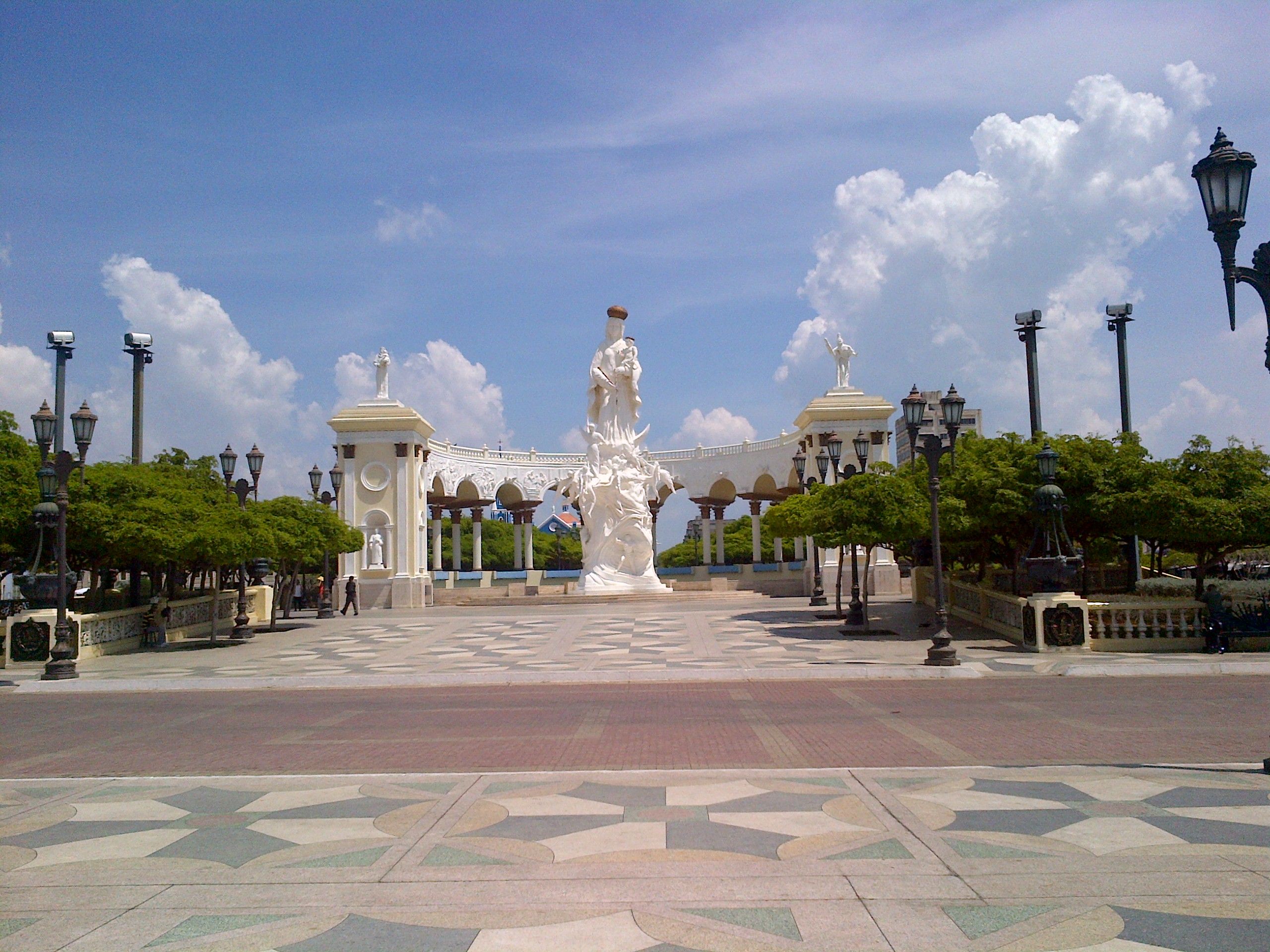 plaza1.jpg