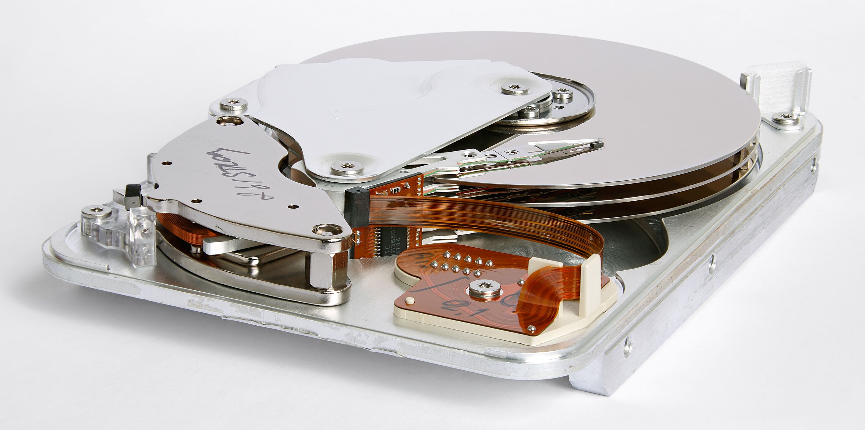 Seagate_ST33232A_hard_disk_inner_view.jpg