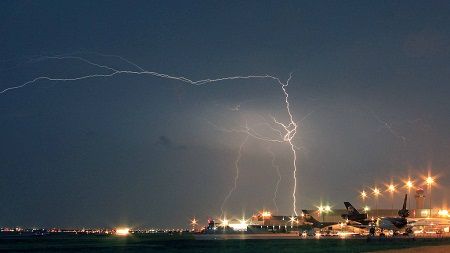 lightning-at-DFW-airport-by-Carens-Photo-Trip_res.jpg