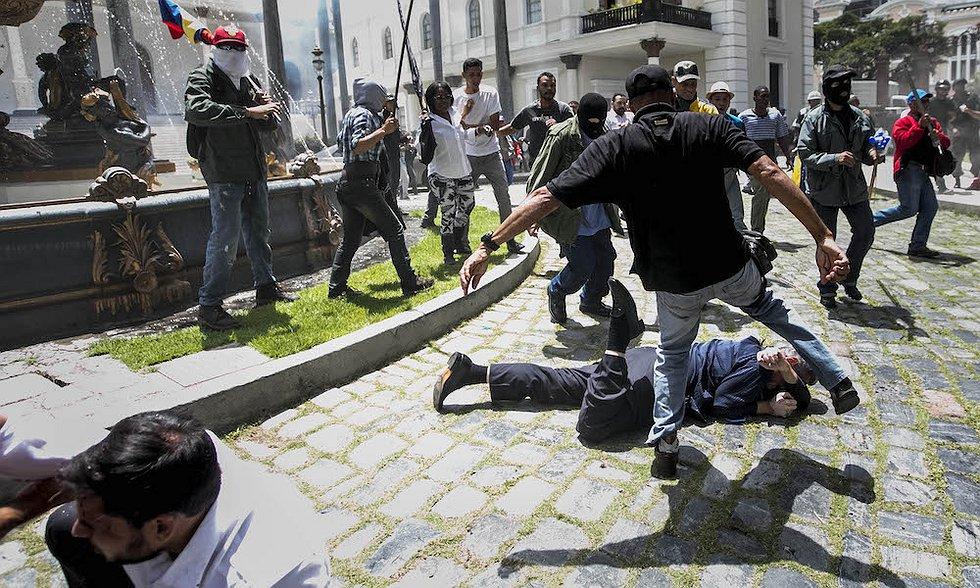tomas-elias-gonzalez-benitez-VENEZUELA---Agredieron-y-robaron-a-trabajadores-de-la-prensa-durante-asalto-a-la-Asamblea-Nacional- #2.jpg
