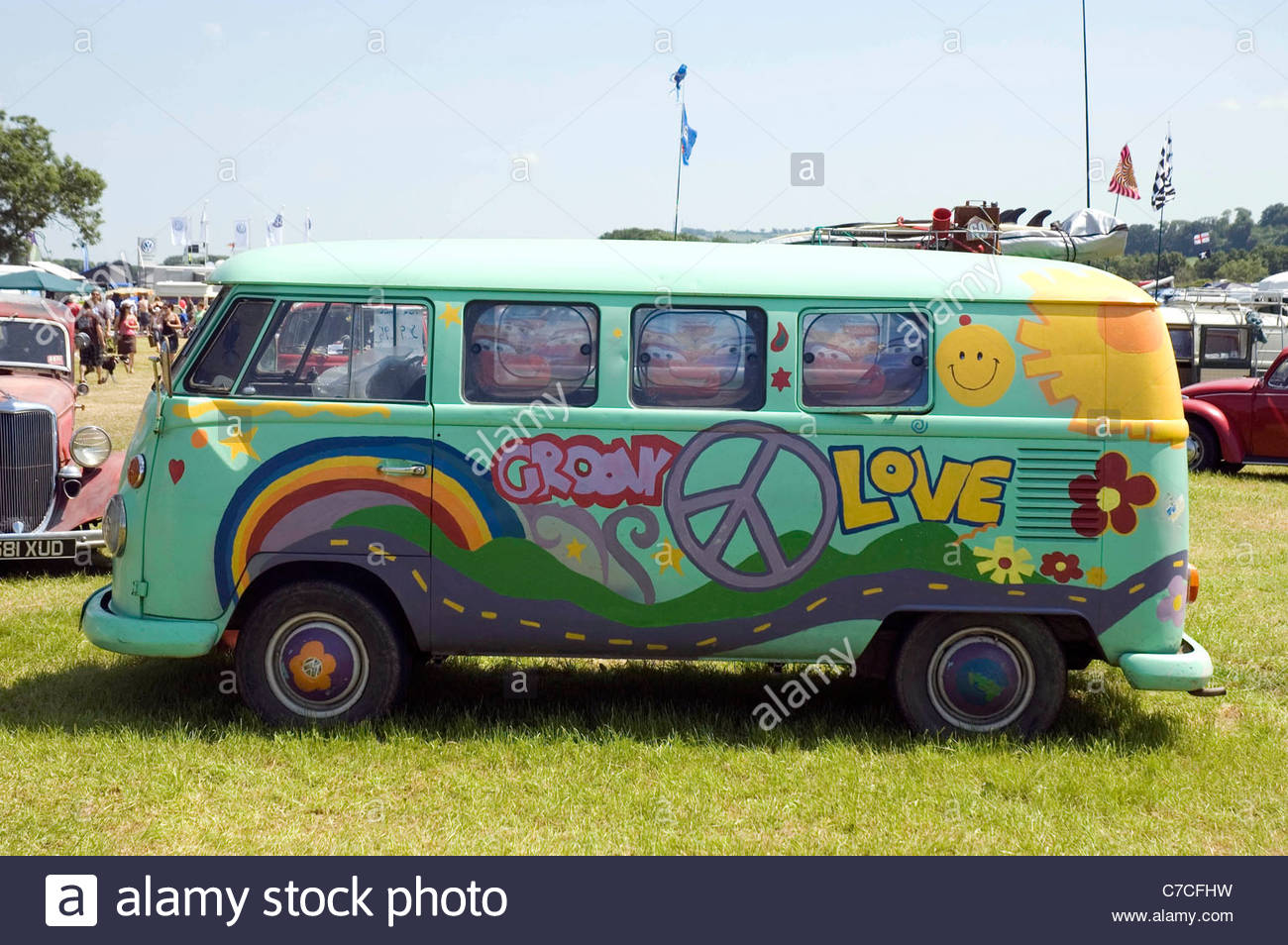 hippy-vw-split-screen-camper-van-at-the-bristol-volksfest-volkswagen-C7CFHW.jpg