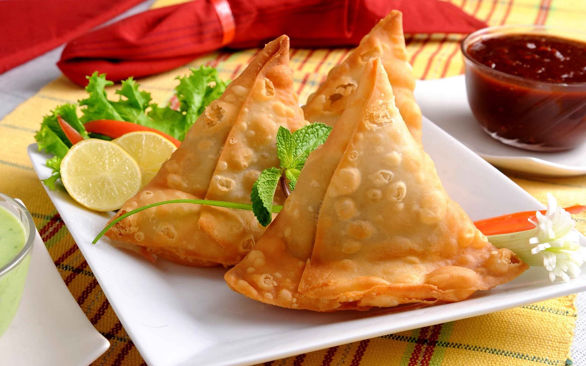 samosa-and-sauce-hd-wallpaper-01848.jpg