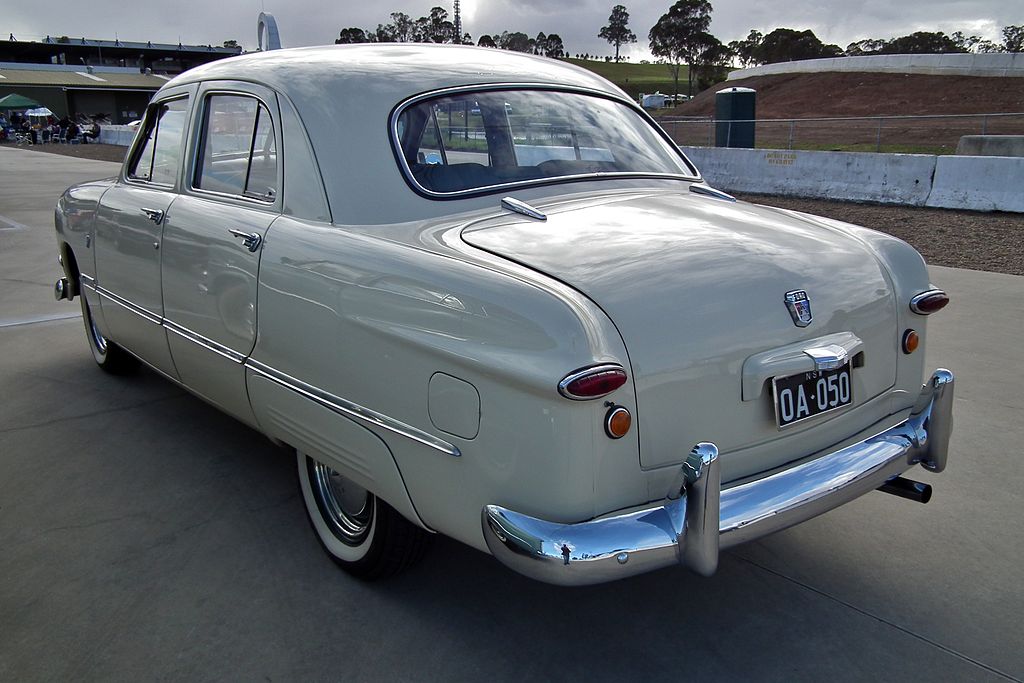 1950_Ford_Custom_V8_Fordor_sedan_(6102699840).jpg