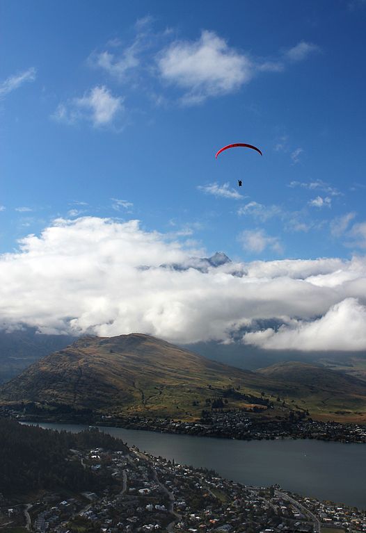 526px-Paragliding_high_above_Queenstown_edit.jpg