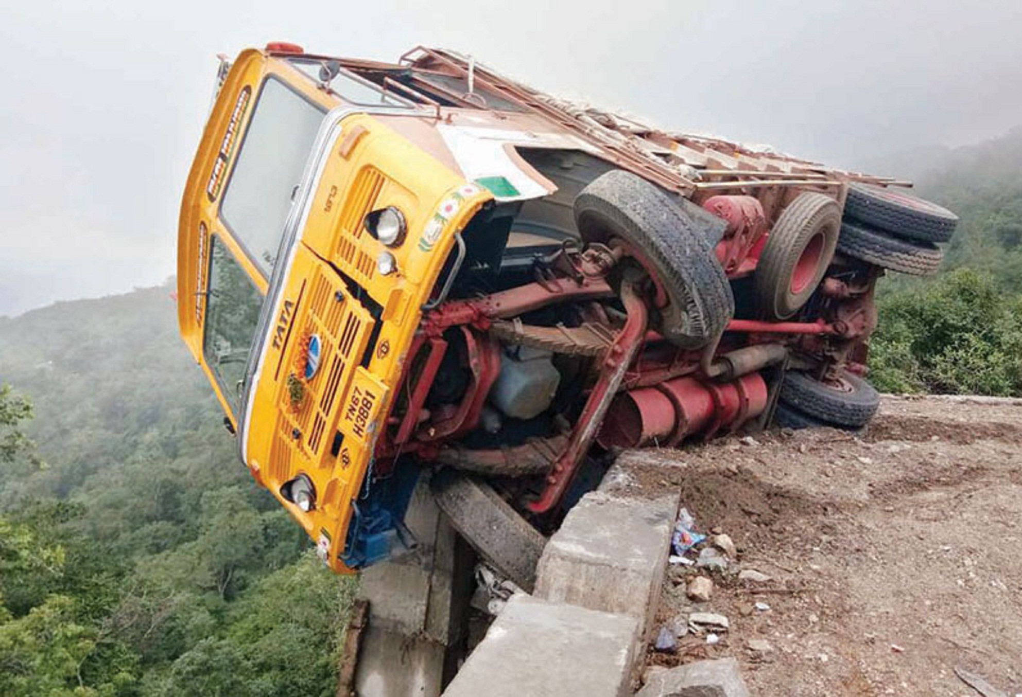 201709121147259093_Collide-with-the-barrier-Lorry-on-the-floor_SECVPF.gif