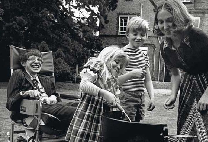 Stephen-Hawking-having-a-barbecue-with-his-then-wife-Jane-Wilde-Hawking-and-his-kids-Robert-and-Lucy-19771.jpg