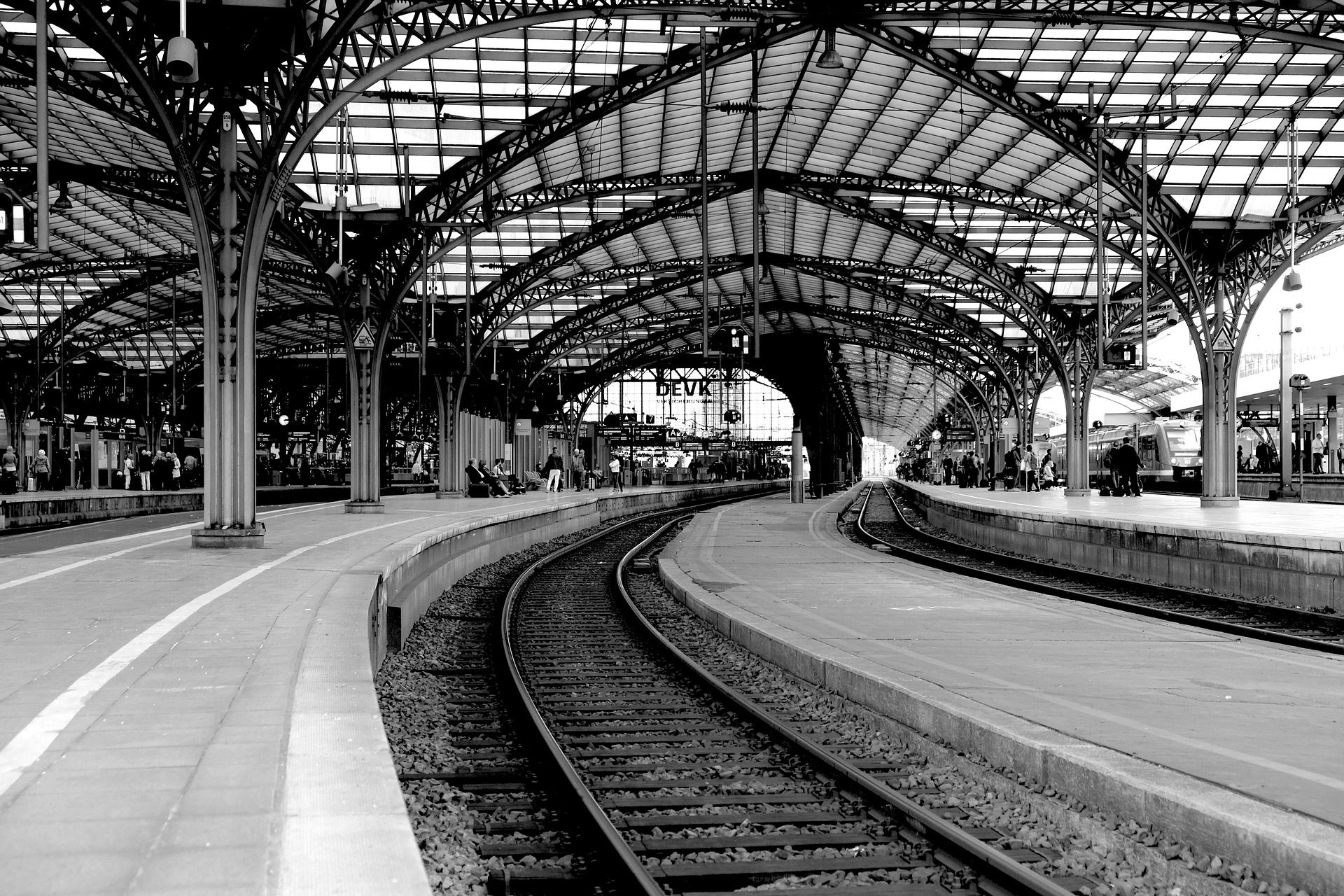 cologne-main-station-1772337_1920.jpg