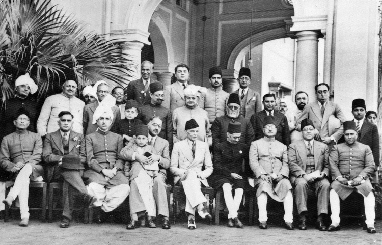 Muslim_League_leaders_after_a_dinner_party,_1940_(Photo_429-6).jpg