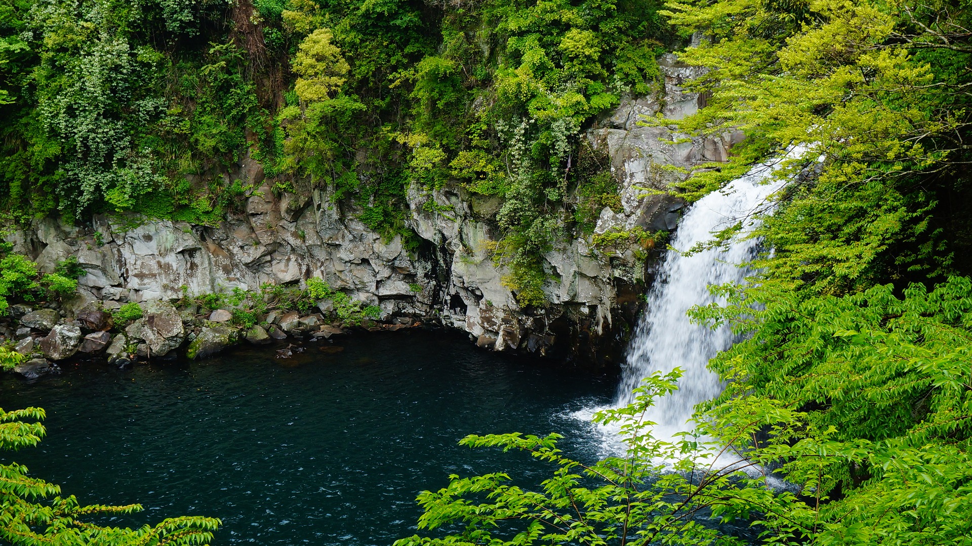 jeju-island-falls-cheonjeyeon-1594587_1920.jpg