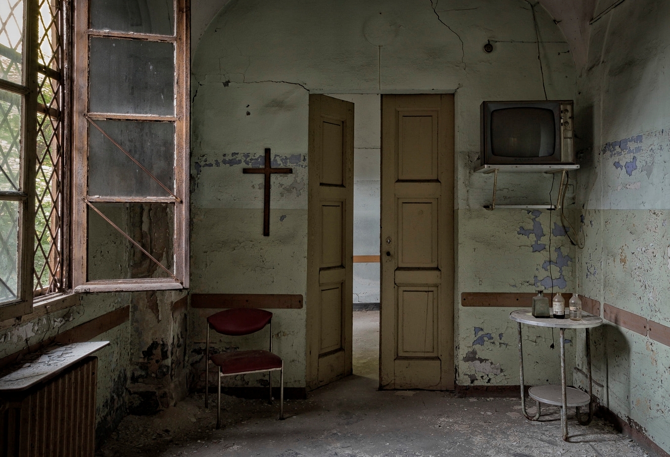 captured in the abandoned Manicomio Dr. Rossetti in Italy. 2014 -Stefan Baumann.jpg