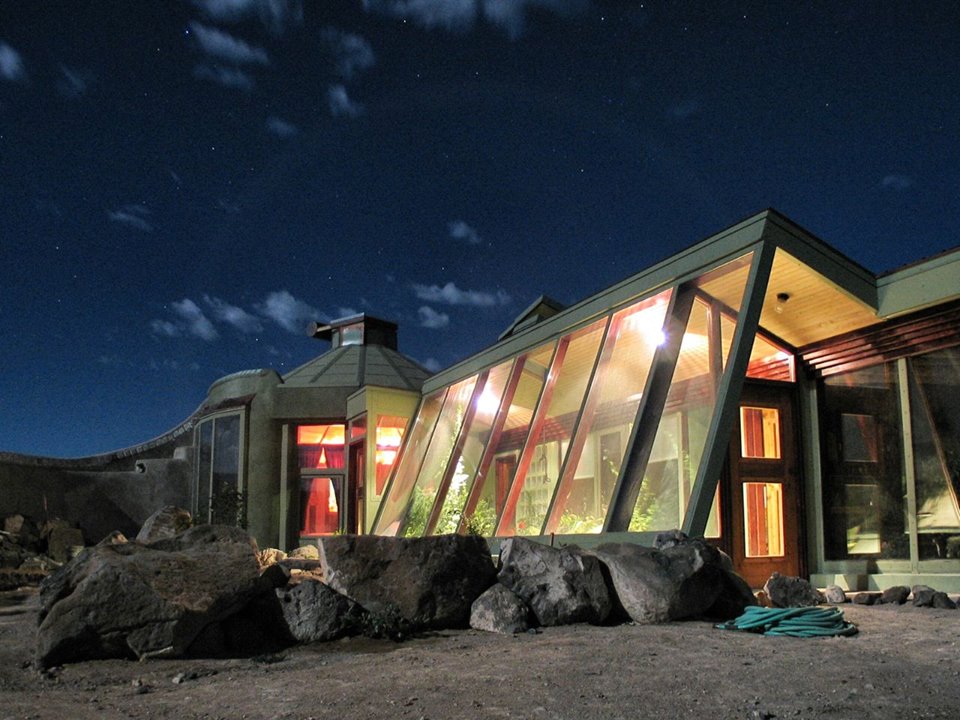 Earthship-exterior33_(17736763548).jpg