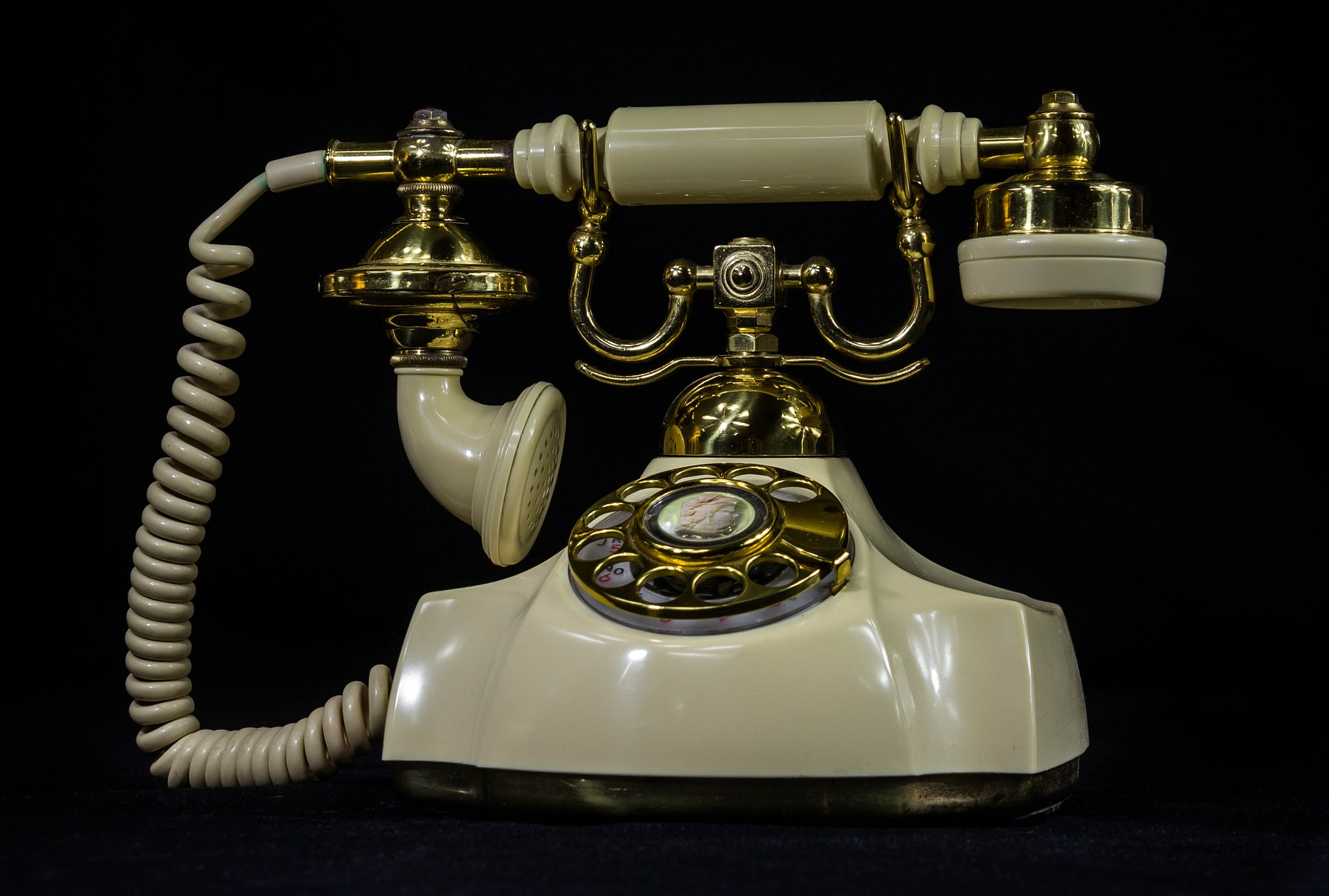 antique-telephone-379563_1920.jpg