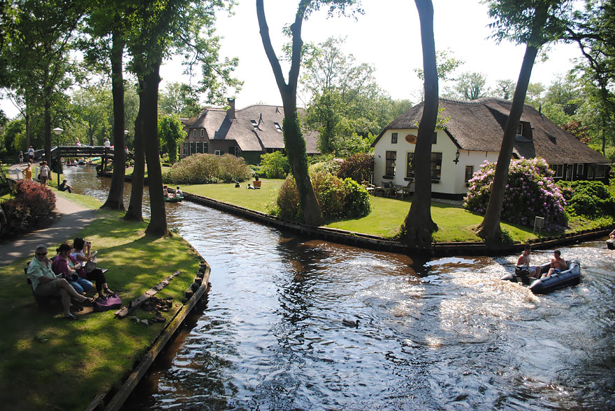 water-village-no-roads-canals-giethoorn-netherlands-5.jpg