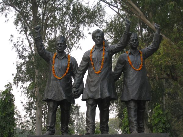 600px-Statues_of_Bhagat_Singh,_Rajguru_and_Sukhdev.jpg
