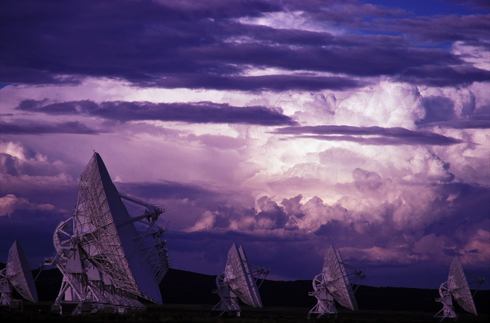 new-mexico-radio-telescopes-vla-at-national-radio-astronomy-picture-id454418029.jpg