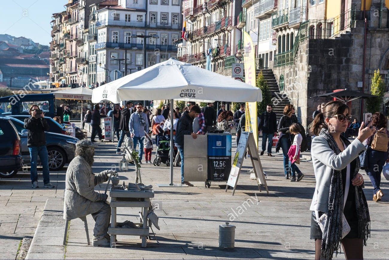 living-statue-street-artist-on-in-porto-city-on-iberian-peninsula-KCKJPD.jpg