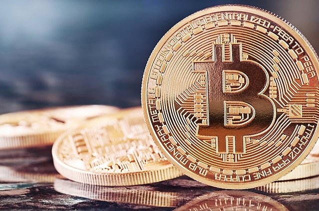 2126564_le-bitcoin-met-le-cap-vers-les-10000-dollars-web-tete-030809019511_639x424.jpg