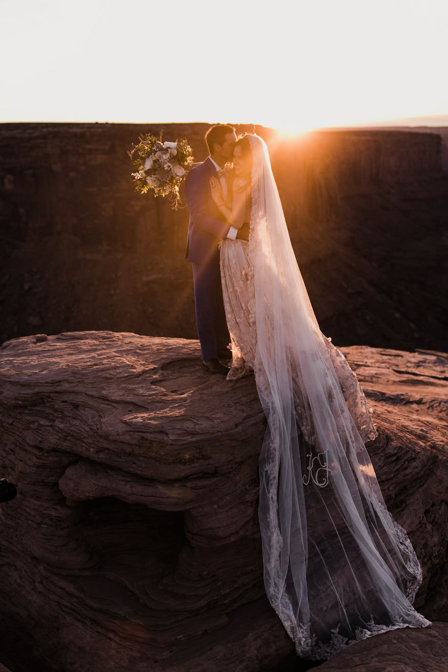 Marriage-done-at-120-meters-high-will-take-your-breath-away-5a65ac139fa44__880.jpg