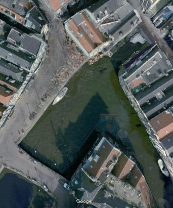 Satellitenbild der Terrasse  mit der Grachtenanlage und der Brücke, von der aus die Terrasse entdeckt wurde