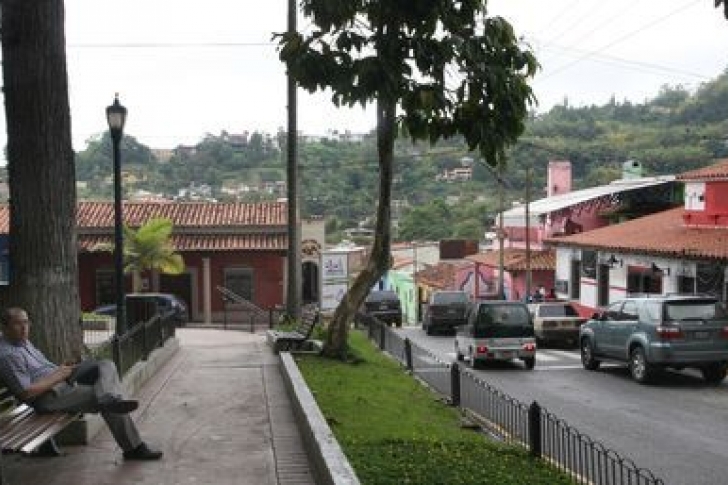 plaza-bolivar-hatillo-foto-archivo_nacima20150212_0043_6.jpg